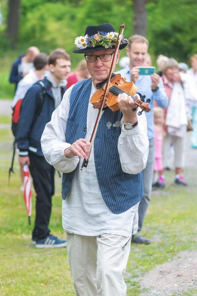 Traditionele muziek wordt gespeeld met viool en accordeon — Stockfoto