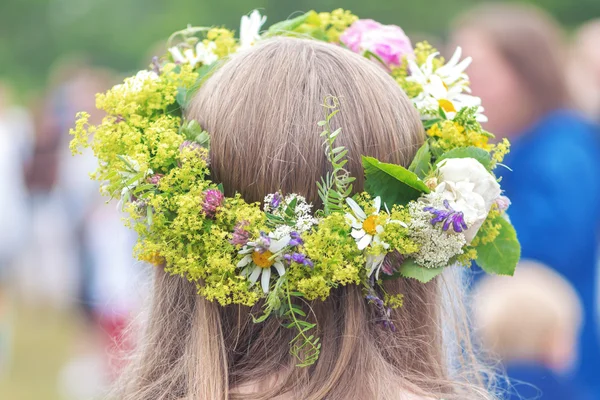 Menschen feiern Hochsommer mit Tanz um den Maibaum — Stockfoto