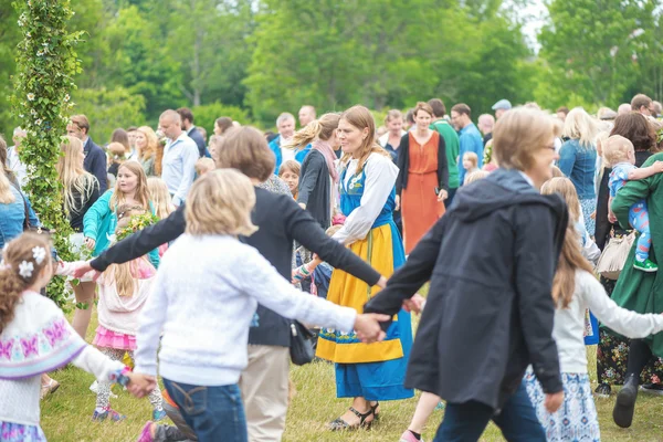 Persone che festeggiano la mezza estate con la danza intorno al palo della maggio — Foto Stock