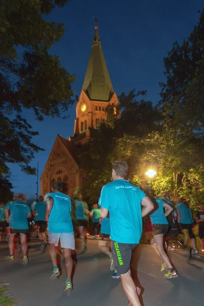 Läufer beim Mitternachtslauf in Stockholm (midnattsloppet) — Stockfoto