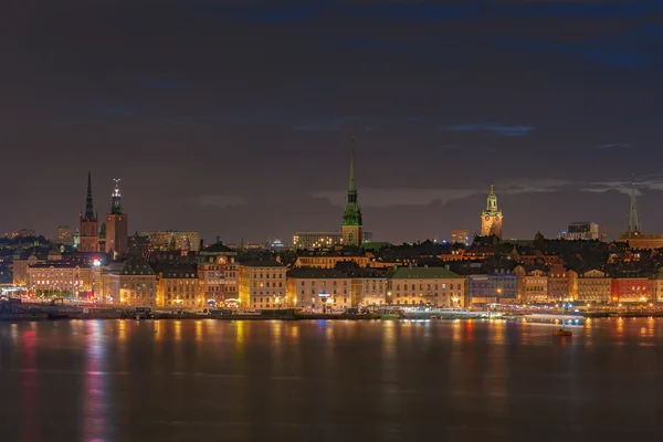 Stockholmer Altstadt (Gamla stan) am Abend mit Stadtbeleuchtung — Stockfoto