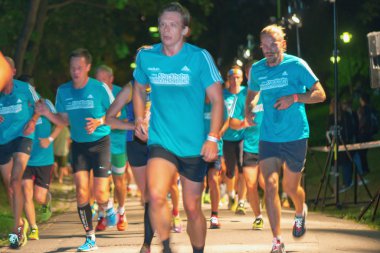 Stockholm'de Gece yarısı çalıştırmak erkek koşucular (Midnattsloppet)