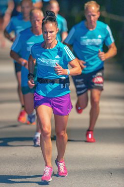 Stockholm 'deki Midnight Run' da bir kadın.)