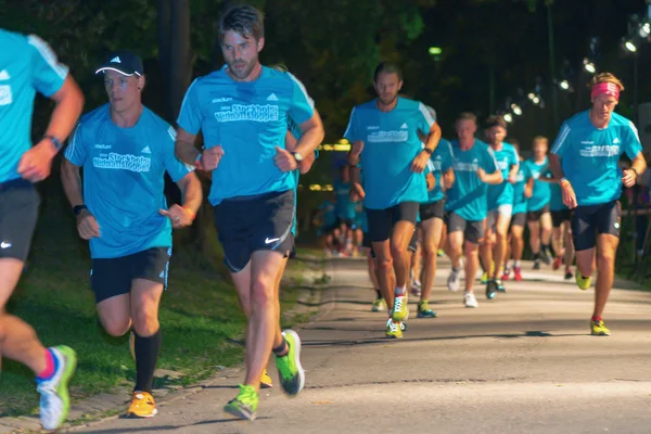 Corridori maschi alla corsa di mezzanotte a Stoccolma (Midnattsloppet ) — Foto Stock