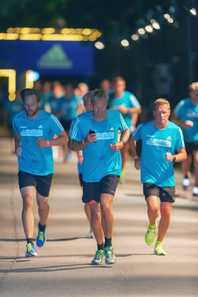 Mannelijke lopers bij de middernacht run in Stockholm (Midnattsloppet) — Stockfoto