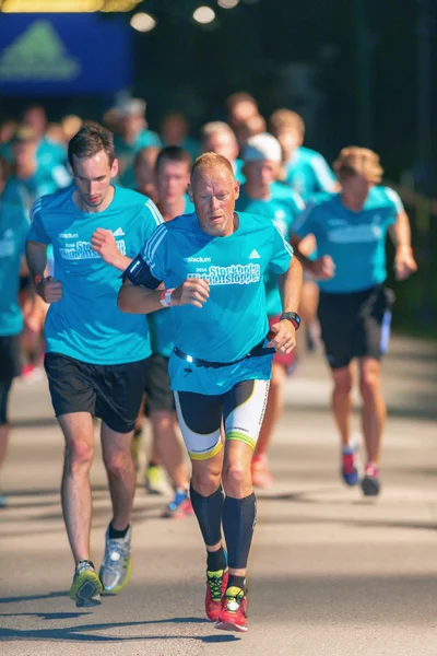 Stockholm'de Gece yarısı çalıştırmak erkek koşucular (Midnattsloppet) — Stok fotoğraf
