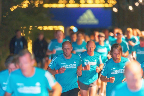 Stockholm'de Midnight çalıştırmak en iyi koşucular (Midnattsloppet) — Stok fotoğraf