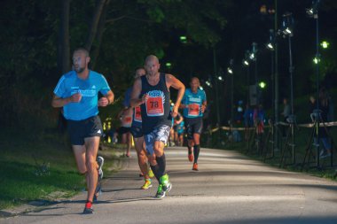 Stockholm'de Midnight çalıştırmak elit koşucular (Midnattsloppet)