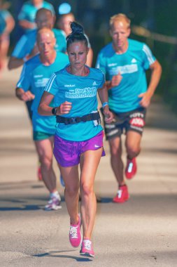 Stockholm 'deki Midnight Run' da bir kadın.)