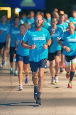 Stockholm'de Gece yarısı çalıştırmak erkek koşucular (Midnattsloppet)
