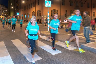 Stockholm'de Midnight çalıştırmak mutlu koşucular (Midnattsloppet)