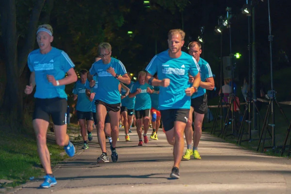 Лучшие бегуны на полуночном забеге в Стокгольме (Midnattsloppet) ) — стоковое фото