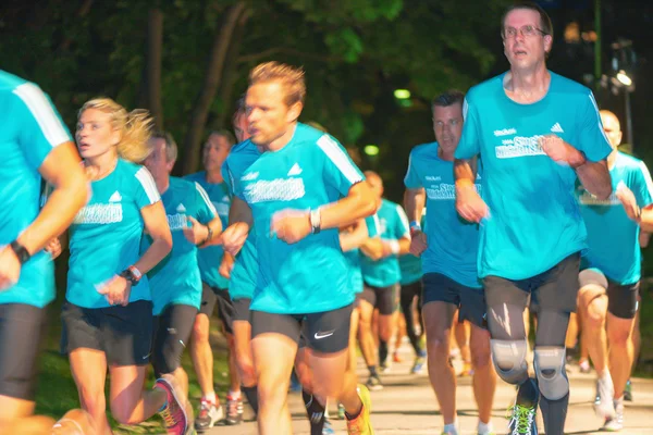 Biegacze płci męskiej podczas Midnight Run w Sztokholmie (Midnattsloppet) — Zdjęcie stockowe