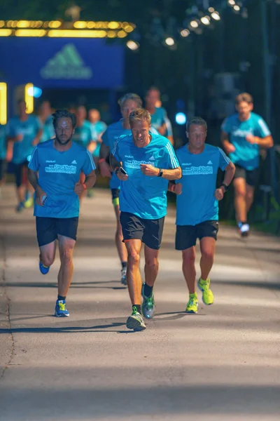 Бегуны на пробежке в Стокгольме (Midnattsloppet) ) — стоковое фото