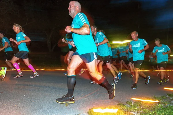 Бегуны на полуночном забеге в Стокгольме (Midnattsloppet) ) — стоковое фото