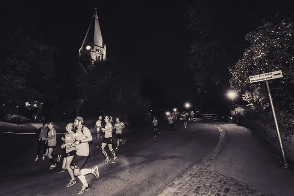 Coureurs à la course de minuit à Stockholm (Midnattsloppet ) — Photo