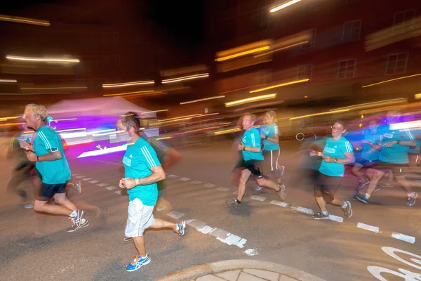 Corredores em borrão de movimento colorido na corrida da meia-noite em Estocolmo — Fotografia de Stock