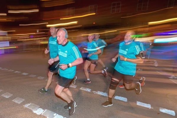 Corredores en colorido desenfoque de movimiento en la carrera de medianoche en Estocolmo —  Fotos de Stock