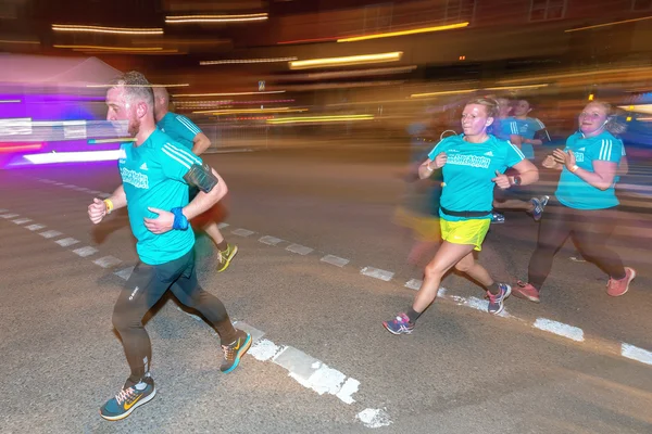 Stockholm'deki Gece Yarısı koşusunda renkli hareket bulanıklığı içinde koşucular — Stok fotoğraf