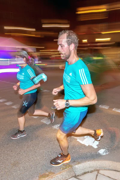 Runners in colorful motion blur at the Midnight run in Stockholm — Stock Photo, Image