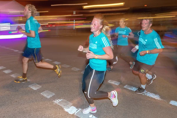 Stockholm'deki Gece Yarısı koşusunda renkli hareket bulanıklığı içinde koşucular — Stok fotoğraf