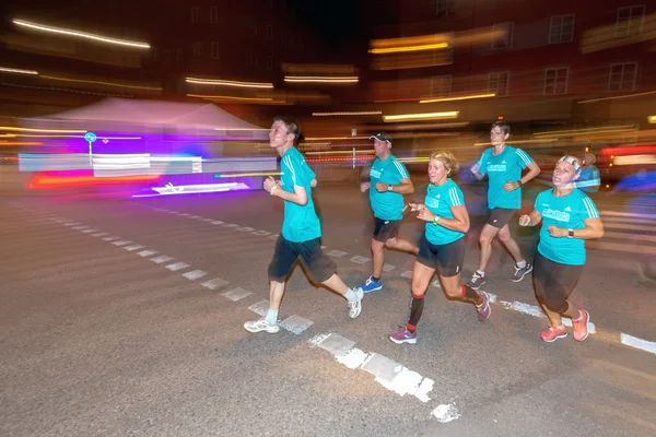 Lopers in kleurrijke bewegingsonscherpte tijdens de middernacht run in Stockholm — Stockfoto