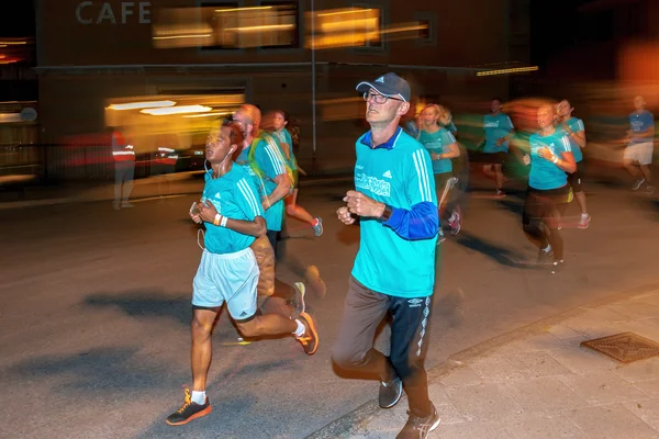 Corredores en colorido desenfoque de movimiento en la carrera de medianoche en Estocolmo —  Fotos de Stock