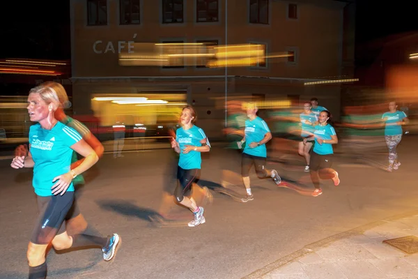 Löpare i färgglada rörelseoskärpa på Midnight Run i Stockholm — Stockfoto