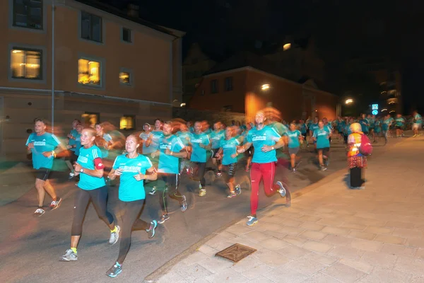 Lopers bij de middernacht run in Stockholm (Midnattsloppet) — Stockfoto