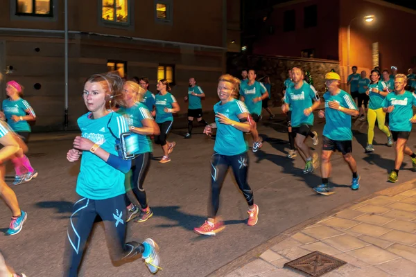 Běžci v půlnočním běhu ve Stockholmu (Midnattsloppet) — Stock fotografie