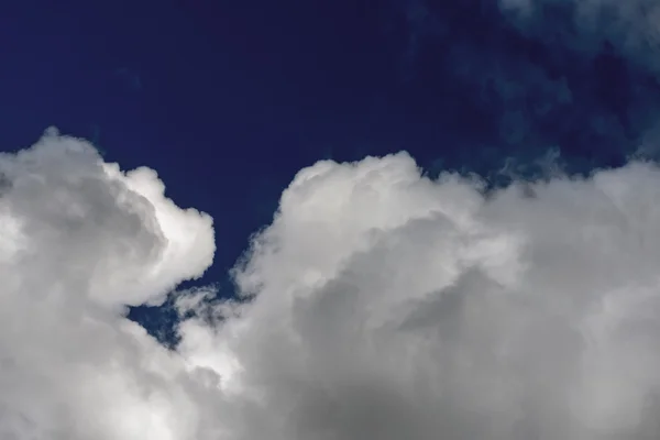 Cloudscape com nuvens cúmulo branco com céu azul escuro — Fotografia de Stock