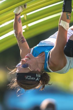 Lappset tarafından Tough Vik monkey barda baş aşağı Kadın