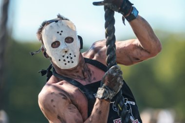 Tough Viking'de Rope tırmanışında Jason maskeli korkunç adam 