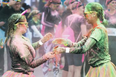 Renk renk çalıştırmak gece düzenlemek birbirlerine atma arkadaşlar