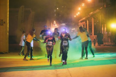 Sarı istasyonunda renk çalıştırmak gece E renkli mutlu insanlar