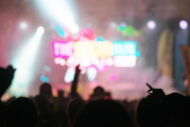 Renkli mutlu insanlar renk çalıştırmak gece baskı Stockhol