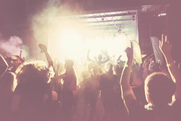 Bright colorful stage with crowd in front at the Color Run Night — Stock Photo, Image