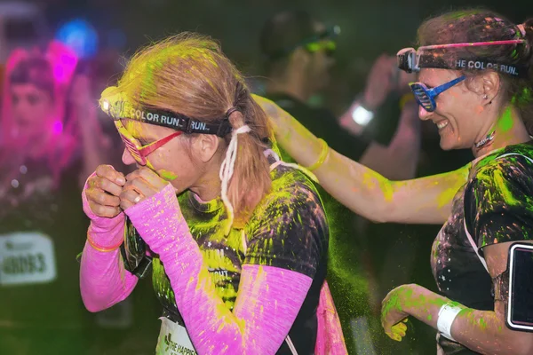 Friends with colorful glasses at the Color Run Night Edition in — Stock Photo, Image