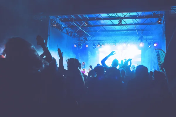 Bright colorful stage with crowd in front at the Color Run Night — Stock Photo, Image