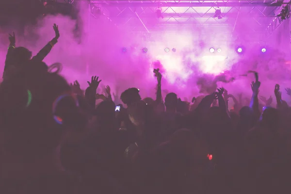 Bright colorful stage with crowd in front at the Color Run Night — Stock Photo, Image