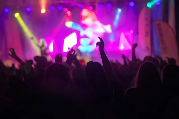 Hands and arms silhouette of happy people infront of the stage a — Stock Photo, Image