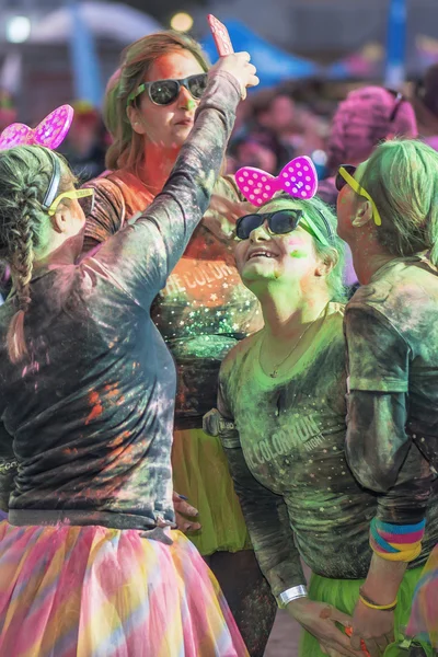 Friends taking selfies at the Color Run Night Edition in Stockho — Stock Photo, Image