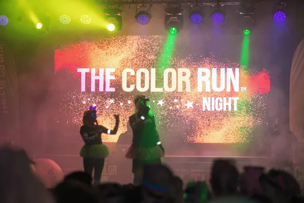 Presentatoren onderhoudend bij de Color run Night Edition in Stockh — Stockfoto