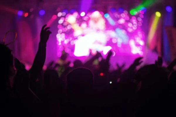 Hands and arms silhouette of happy people infront of the stage a — Stock Photo, Image