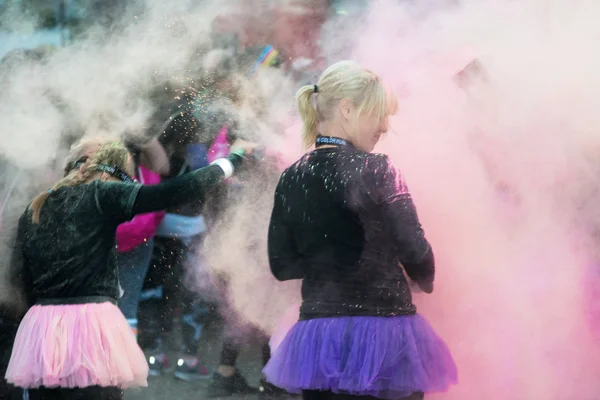 다채로운 행복 한 사람들 색상 실행 밤 색 가루를 던져 — 스톡 사진