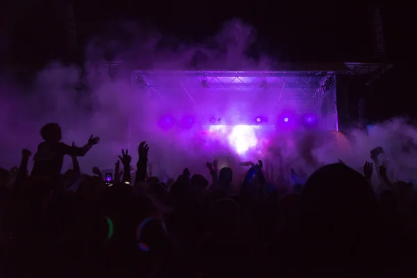 Palco colorido brilhante com multidão na frente no Color Run Night — Fotografia de Stock