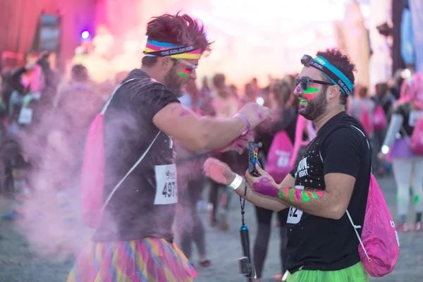 Kleurrijke gelukkige mensen op de Color Run nacht Edition in Stockhol — Stockfoto