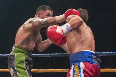 Anthony yiğit (Swe) vs Armando Robles (Mex) arasında sup içinde maç