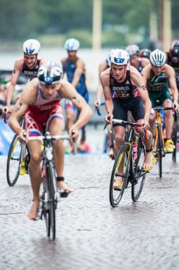 Jonathan brownlee geçişi sonra lider üzerinde odaklanır. 