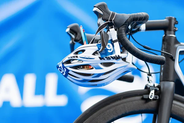 Nahaufnahme von Helm und Triathlonausrüstung in der Wechselzone — Stockfoto
